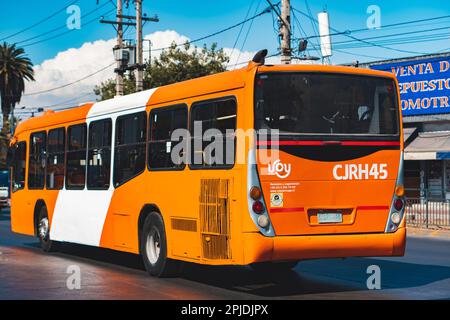 Santiago, Chile - Dezember 2022: Ein Bus in Santiago, oder Red Metropolitana de Movilidad. Stockfoto