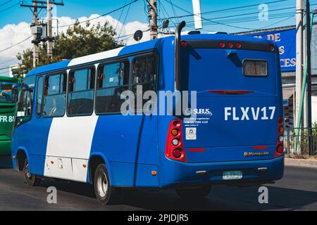 Santiago, Chile - Dezember 2022: Ein Bus in Santiago, oder Red Metropolitana de Movilidad. Stockfoto