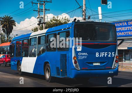 Santiago, Chile - Dezember 2022: Ein Bus in Santiago, oder Red Metropolitana de Movilidad. Stockfoto