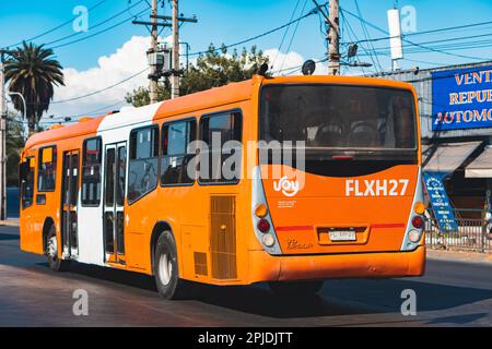 Santiago, Chile - Dezember 2022: Ein Bus in Santiago, oder Red Metropolitana de Movilidad. Stockfoto