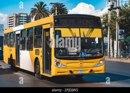 Santiago, Chile - Dezember 2022: Ein Bus in Santiago, oder Red Metropolitana de Movilidad. Stockfoto