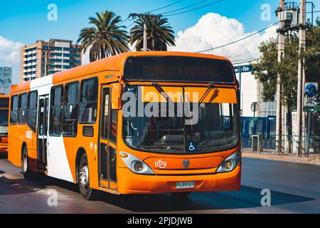 Santiago, Chile - Dezember 2022: Ein Bus in Santiago, oder Red Metropolitana de Movilidad. Stockfoto