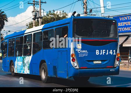 Santiago, Chile - Dezember 2022: Ein Bus in Santiago, oder Red Metropolitana de Movilidad. Stockfoto