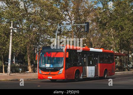 Santiago, Chile - Dezember 2022: Ein Bus in Santiago, oder Red Metropolitana de Movilidad. Stockfoto