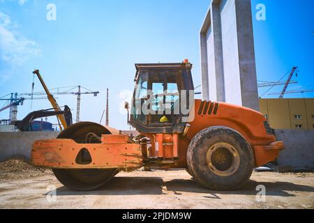 Bodenverdichter. Straßenwalze auf der Baustelle. Stockfoto