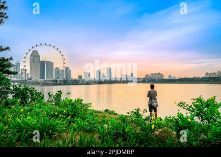 Wunderschöne Skyline von Marina Bay, Benjamin Sheares Bridge und Singapore Flyer in Singapur. Stockfoto