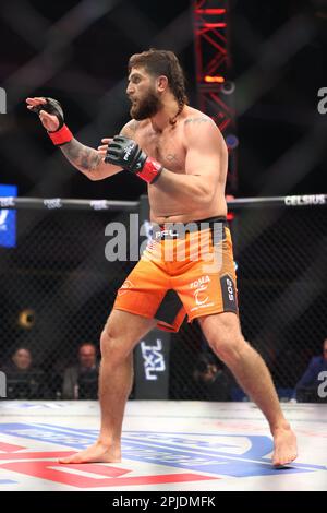 Las Vegas, NV, USA. 1. April 2023. Der leichte Schwergewichtler Josh Silveira bewegt sich während der regulären Kampfnacht der PFL 1 im Theater im Virgin Hotel am 1. April 2023 in Las Vegas, NV, im Käfig. Christopher Trim/CSM/Alamy Live News Stockfoto