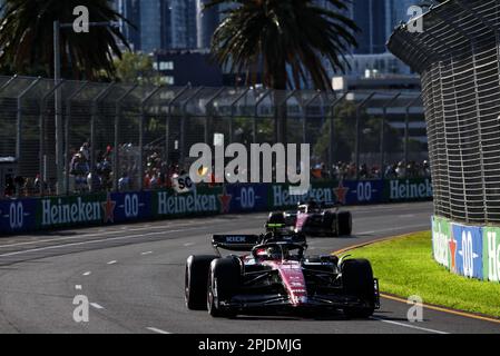 Melbourne, Australien. 02. April 2023. Zhou Guanyu (CHN) Alfa Romeo F1 Team C43. 02.04.2023. Formel-1-Weltmeisterschaft, Rd 3, Australian Grand Prix, Albert Park, Melbourne, Australien, Wettkampftag. Das Foto sollte wie folgt lauten: XPB/Press Association Images. Kredit: XPB Images Ltd/Alamy Live News Stockfoto