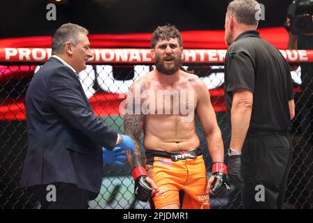 Las Vegas, NV, USA. 1. April 2023. Der leichte Schwergewichtler Josh Silveira wird nach seinem Sieg während der regulären Kampfnacht der PFL 1 im Theater im Virgin Hotel am 1. April 2023 in Las Vegas, NV, überprüft. Christopher Trim/CSM/Alamy Live News Stockfoto
