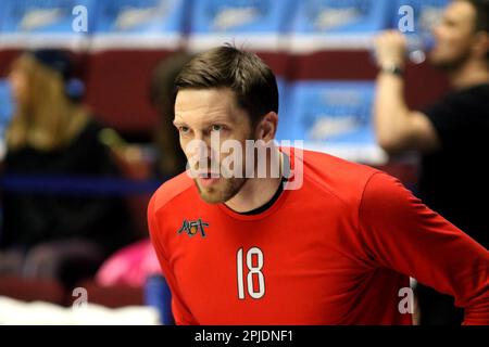 Sankt Petersburg, Russland. 01. April 2023. Evgeny Voronov (Nr. 18) von MBA Moskau in Aktion während des VTB United League Basketballspiels, zweite Stufe, zwischen Zenit St. Petersburg und MBA Moskau in der Sibur Arena. Endergebnis: Zenit 61:65 MBA. Kredit: SOPA Images Limited/Alamy Live News Stockfoto