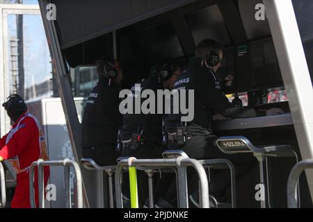 Albert Park, Melbourne, Victoria, Australien. 02. April 2023. FIA Formel-1-Weltmeisterschaft 2023 – Formel-1-Rolex-Grand Prix in Australien – Ein allgemeiner Überblick über das Mercedes-AMG Petronas F1-Team auf der Pit Lane während der FIA Formel-1-Weltmeisterschaft 2023 – Bildgutschrift: brett keating/Alamy Live News Stockfoto