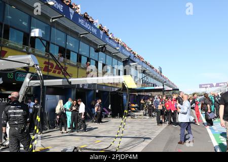 Albert Park, Melbourne, Victoria, Australien. 02. April 2023. FIA Formel-1-Weltmeisterschaft 2023 – Formel-1-Rolex-Grand Prix in Australien – ein allgemeiner Überblick über die Boxengasse während der FIA Formel-1-Weltmeisterschaft 2023 – Bildgutschrift: brett keating/Alamy Live News Stockfoto