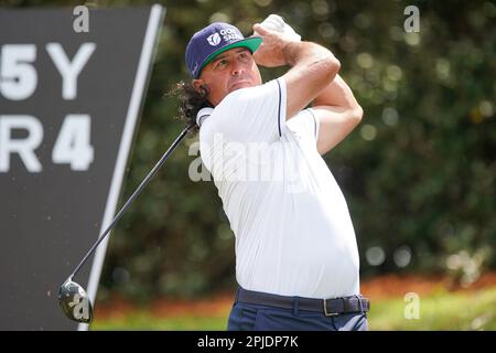 Orlando, Florida, USA. 1. April 2023. Pat Perez der 4Aces Abschläge vom 2. Loch während der zweiten Runde des LIV Golf Invitational - Orlando im Orange County National. (Kreditbild: © Debby Wong/ZUMA Press Wire) NUR REDAKTIONELLE VERWENDUNG! Nicht für den kommerziellen GEBRAUCH! Stockfoto