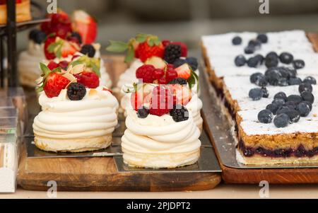 Pavlova-Desserts mit Sommerbeeren, Himbeeren, Erdbeeren, Heidelbeeren und Johannisbeeren. Dessert am Stand in der Prager Farmers Street Stockfoto