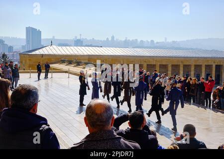 Soldaten der Ehrengarde marschieren in Richtung Atatürk Mausoleum. Ehrengarde in Anitkabir. Ankara, Turkiye - Februar 2023 Stockfoto