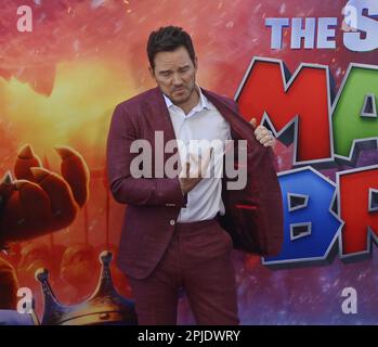 Los Angeles, Usa. 01. April 2023. Das Casting-Mitglied Chris Pratt, die Stimme von Mario, nimmt an der Premiere des animierten Science-Fantasy-Comedy-Films „The Super Mario Bros Film im Regal L.A. Live in Los Angeles am Samstag, den 1. April 2023. Storyline: Ein Klempner aus Brooklyn namens Mario reist durch das Pilzreich mit einer Prinzessin namens Peach und einem anthropomorphen Pilz namens Kröte, um Marios Bruder Luigi zu finden und die Welt vor einem skrupellosen, feuerspeienden Koopa namens Bowser zu retten. Foto: Jim Ruymen/UPI Credit: UPI/Alamy Live News Stockfoto