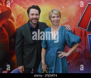 Schauspieler Charlie Day, die Stimme von Luigi und seiner Frau, Schauspielerin Mary Elizabeth Ellis, nehmen an der Premiere des animierten Science-Fantasy-Comedy-Films „The Super Mario Bros Film im Regal L.A. Live in Los Angeles am Samstag, den 1. April 2023. Storyline: Ein Klempner aus Brooklyn namens Mario reist durch das Pilzreich mit einer Prinzessin namens Peach und einem anthropomorphen Pilz namens Kröte, um Marios Bruder Luigi zu finden und die Welt vor einem skrupellosen, feuerspeienden Koopa namens Bowser zu retten. Foto: Jim Ruymen/UPI Stockfoto