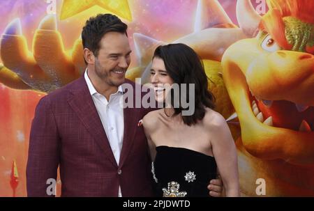 Los Angeles, Usa. 01. April 2023. Das Casting-Mitglied Chris Pratt, die Stimme von Mario und seiner Frau Katherine Schwarzenegger, nimmt an der Premiere des animierten Science-Fantasy-Comedy-Films „The Super Mario Bros Film im Regal L.A. Live in Los Angeles am Samstag, den 1. April 2023. Storyline: Ein Klempner aus Brooklyn namens Mario reist durch das Pilzreich mit einer Prinzessin namens Peach und einem anthropomorphen Pilz namens Kröte, um Marios Bruder Luigi zu finden und die Welt vor einem skrupellosen, feuerspeienden Koopa namens Bowser zu retten. Foto: Jim Ruymen/UPI Credit: UPI/Alamy Live News Stockfoto