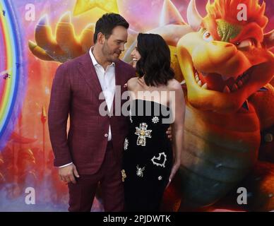 Los Angeles, Usa. 01. April 2023. Das Casting-Mitglied Chris Pratt, die Stimme von Mario und seiner Frau Katherine Schwarzenegger, nimmt an der Premiere des animierten Science-Fantasy-Comedy-Films „The Super Mario Bros Film im Regal L.A. Live in Los Angeles am Samstag, den 1. April 2023. Storyline: Ein Klempner aus Brooklyn namens Mario reist durch das Pilzreich mit einer Prinzessin namens Peach und einem anthropomorphen Pilz namens Kröte, um Marios Bruder Luigi zu finden und die Welt vor einem skrupellosen, feuerspeienden Koopa namens Bowser zu retten. Foto: Jim Ruymen/UPI Credit: UPI/Alamy Live News Stockfoto