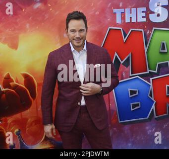 Los Angeles, Usa. 01. April 2023. Das Casting-Mitglied Chris Pratt, die Stimme von Mario, nimmt an der Premiere des animierten Science-Fantasy-Comedy-Films „The Super Mario Bros Film im Regal L.A. Live in Los Angeles am Samstag, den 1. April 2023. Storyline: Ein Klempner aus Brooklyn namens Mario reist durch das Pilzreich mit einer Prinzessin namens Peach und einem anthropomorphen Pilz namens Kröte, um Marios Bruder Luigi zu finden und die Welt vor einem skrupellosen, feuerspeienden Koopa namens Bowser zu retten. Foto: Jim Ruymen/UPI Credit: UPI/Alamy Live News Stockfoto