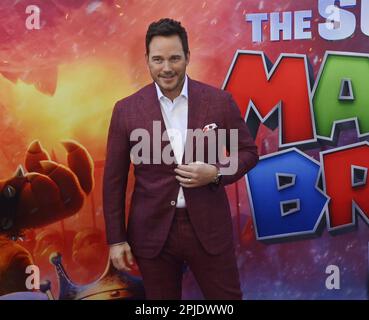 Los Angeles, Usa. 01. April 2023. Das Casting-Mitglied Chris Pratt, die Stimme von Mario, nimmt an der Premiere des animierten Science-Fantasy-Comedy-Films „The Super Mario Bros Film im Regal L.A. Live in Los Angeles am Samstag, den 1. April 2023. Storyline: Ein Klempner aus Brooklyn namens Mario reist durch das Pilzreich mit einer Prinzessin namens Peach und einem anthropomorphen Pilz namens Kröte, um Marios Bruder Luigi zu finden und die Welt vor einem skrupellosen, feuerspeienden Koopa namens Bowser zu retten. Foto: Jim Ruymen/UPI Credit: UPI/Alamy Live News Stockfoto