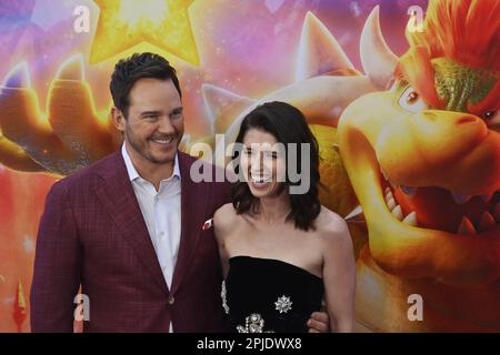 Los Angeles, Usa. 01. April 2023. Das Casting-Mitglied Chris Pratt, die Stimme von Mario und seiner Frau Katherine Schwarzenegger, nimmt an der Premiere des animierten Science-Fantasy-Comedy-Films „The Super Mario Bros Film im Regal L.A. Live in Los Angeles am Samstag, den 1. April 2023. Storyline: Ein Klempner aus Brooklyn namens Mario reist durch das Pilzreich mit einer Prinzessin namens Peach und einem anthropomorphen Pilz namens Kröte, um Marios Bruder Luigi zu finden und die Welt vor einem skrupellosen, feuerspeienden Koopa namens Bowser zu retten. Foto: Jim Ruymen/UPI Credit: UPI/Alamy Live News Stockfoto