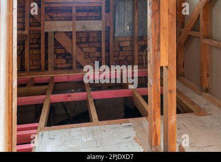 Altes Bad von der Bodenplatte entfernt, beschädigtes Haus-Renovierungsprojekt. Auckland. Stockfoto