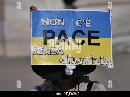 Mailand, Italien. 02. April 2023. Präsident ukrainischer Staatsbürger auf der Piazza Duomo Mailand gegen den Krieg und gegen Vladimir Putin Credit: Unabhängige Fotoagentur/Alamy Live News Stockfoto