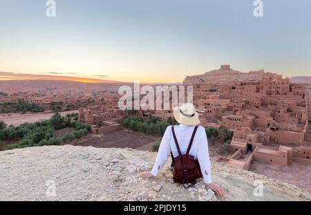 Ben Haddou im Atlasgebirge Marokkos und weibliche Touristen, die die Aussicht genießen Stockfoto