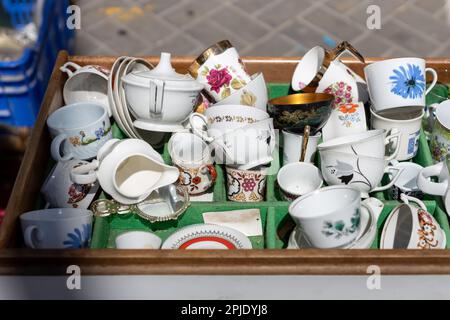 Ein jahrhundertealtes blaues Teeset mit Rosen auf dem Spitalfields Flea Market in London Stockfoto