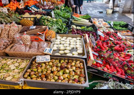 Venedig, Italien - 23. Februar 2023: Frisches Obst und Gemüse auf dem Rialto-Markt in Venedig, Italien. Stockfoto