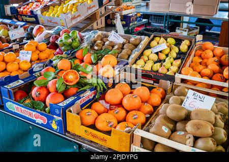 Venedig, Italien - 23. Februar 2023: Frisches Obst und Gemüse auf dem Rialto-Markt in Venedig, Italien. Stockfoto