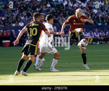 1. April 2023: MLS - Seattle Sounder Forward JORDAN MORRIS kontrolliert den Ball in einer Menge während der ersten Spielhälfte, während die LA Galaxy von den Seattle Sounders besiegt wurden, 2 bis 1, Dignity Health Sports Park, Carson, CA, USA, April 1, 2023. (Kreditbild: © Scott Mitchell/ZUMA Press Wire) NUR REDAKTIONELLE VERWENDUNG! Nicht für den kommerziellen GEBRAUCH! Kredit: ZUMA Press, Inc./Alamy Live News Stockfoto