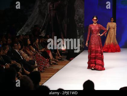 Colombo, Sri Lanka. 1. April 2023. Am letzten Tag der Colombo Fashion Week in Colombo, Sri Lanka, am 1. April 2023 präsentiert ein Modell eine Kreation. Kredit: Ajith Perera/Xinhua/Alamy Live News Stockfoto