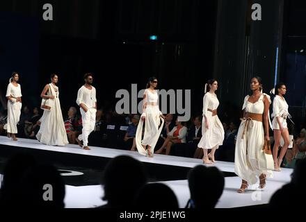 Colombo, Sri Lanka. 1. April 2023. Models präsentieren Kreationen am letzten Tag der Colombo Fashion Week in Colombo, Sri Lanka, am 1. April 2023. Kredit: Ajith Perera/Xinhua/Alamy Live News Stockfoto