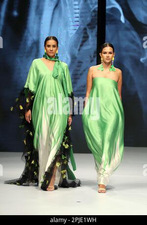 Colombo, Sri Lanka. 1. April 2023. Models präsentieren Kreationen am letzten Tag der Colombo Fashion Week in Colombo, Sri Lanka, am 1. April 2023. Kredit: Ajith Perera/Xinhua/Alamy Live News Stockfoto