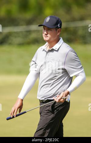 Orlando, Florida, USA. 1. April 2023. Sihwan Kim von den Iron Heads zieht in der zweiten Runde der LIV Golf Invitational - Orlando im Orange County National das 7.-Loch ab. (Kreditbild: © Debby Wong/ZUMA Press Wire) NUR REDAKTIONELLE VERWENDUNG! Nicht für den kommerziellen GEBRAUCH! Kredit: ZUMA Press, Inc./Alamy Live News Stockfoto