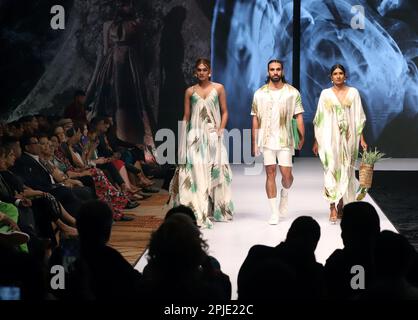 Colombo, Sri Lanka. 1. April 2023. Models präsentieren Kreationen am letzten Tag der Colombo Fashion Week in Colombo, Sri Lanka, am 1. April 2023. Kredit: Ajith Perera/Xinhua/Alamy Live News Stockfoto