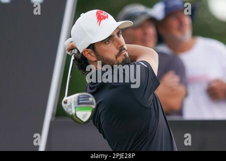 Orlando, Florida, USA. 1. April 2023. Abraham Ancer of the Fireballs schlägt während der zweiten Runde der LIV Golf Invitational - Orlando im Orange County National das 2.-Loch ab. (Kreditbild: © Debby Wong/ZUMA Press Wire) NUR REDAKTIONELLE VERWENDUNG! Nicht für den kommerziellen GEBRAUCH! Kredit: ZUMA Press, Inc./Alamy Live News Stockfoto