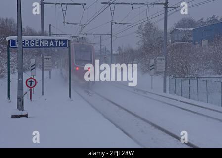Ein Thalys-Hochgeschwindigkeitszug, der im Schnee durch den Bahnhof Hergenrath Belgien fährt, Januar 2022 Stockfoto