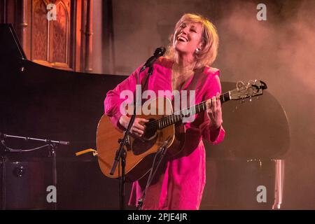 Oslo, Norwegen. 01. April 2023. Die kanadisch-amerikanische Sängerin, Songwriterin und Musikerin Martha Wainwright führt ein Live-Konzert im Kulturkirken Jakob in Oslo auf. (Foto: Gonzales Photo/Alamy Live News Stockfoto