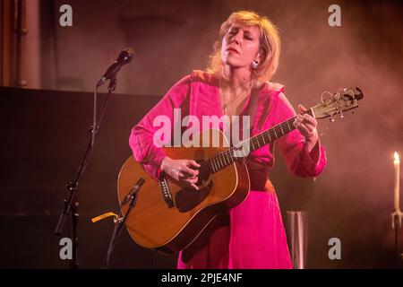 Oslo, Norwegen. 01. April 2023. Die kanadisch-amerikanische Sängerin, Songwriterin und Musikerin Martha Wainwright führt ein Live-Konzert im Kulturkirken Jakob in Oslo auf. (Foto: Gonzales Photo/Alamy Live News Stockfoto