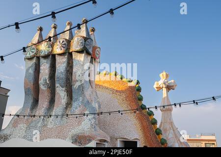 Das Innere des berühmten Casa Batllo in Barcelona - Details des Schornsteins auf dem Dach, Spanien. Stockfoto