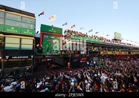 Melbourne, Australien. 02. April 2023. Das Podium (L bis R): Lewis Hamilton (GBR) Mercedes AMG F1, Zweiter; Max Verstappen (NLD) Red Bull Racing, Rennsieger; Fernando Alonso (ESP) Aston Martin F1 Team, Dritter. Großer Preis Australiens, Sonntag, 2. April 2023. Albert Park, Melbourne, Australien. Kredit: James Moy/Alamy Live News Stockfoto