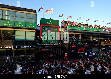 Melbourne, Australien. 02. April 2023. Das Podium (L bis R): Lewis Hamilton (GBR) Mercedes AMG F1, Zweiter; Max Verstappen (NLD) Red Bull Racing, Rennsieger; Fernando Alonso (ESP) Aston Martin F1 Team, Dritter. Großer Preis Australiens, Sonntag, 2. April 2023. Albert Park, Melbourne, Australien. Kredit: James Moy/Alamy Live News Stockfoto