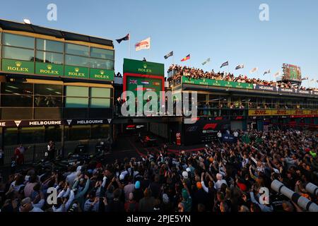 Melbourne, Australien. 02. April 2023. Das Podium (L bis R): Lewis Hamilton (GBR) Mercedes AMG F1, Zweiter; Max Verstappen (NLD) Red Bull Racing, Rennsieger; Fernando Alonso (ESP) Aston Martin F1 Team, Dritter. Großer Preis Australiens, Sonntag, 2. April 2023. Albert Park, Melbourne, Australien. Kredit: James Moy/Alamy Live News Stockfoto