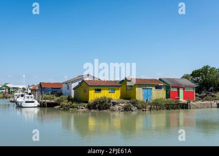 Oleron Island in Charente-Maritime, Frankreich. Alte Fischerhütten im Hafen von Château d’Oleron Stockfoto