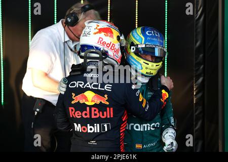 Melbourne, Australien. 02. April 2023. (L bis R): Rennsieger Max Verstappen (NLD) Red Bull Racing mit drittplatziertem Fernando Alonso (ESP) Aston Martin F1 Team im Parc Ferme. Großer Preis Australiens, Sonntag, 2. April 2023. Albert Park, Melbourne, Australien. Kredit: James Moy/Alamy Live News Stockfoto