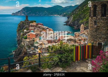 Blick auf das berühmte Vernazza-Dorf vom blumigen Wanderweg und den farbenfrohen mediterranen Häusern auf den Klippen, Cinque Terre, Ligurien, Italien, Europa Stockfoto