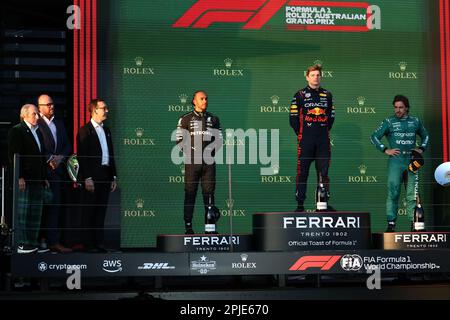 Melbourne, Australien. 02. April 2023. Das Podium (L bis R): Lewis Hamilton (GBR) Mercedes AMG F1, Zweiter; Max Verstappen (NLD) Red Bull Racing, Rennsieger; Fernando Alonso (ESP) Aston Martin F1 Team, Dritter. Großer Preis Australiens, Sonntag, 2. April 2023. Albert Park, Melbourne, Australien. Kredit: James Moy/Alamy Live News Stockfoto